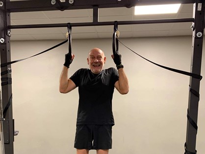 En man som tränar på ett gym 