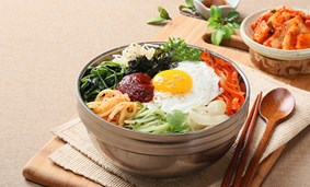 Asiatisk mat ligger i en skål 