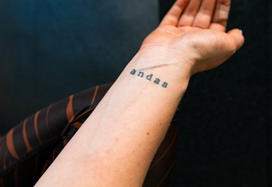 En närmre av en person som håller en tatuering på handen 