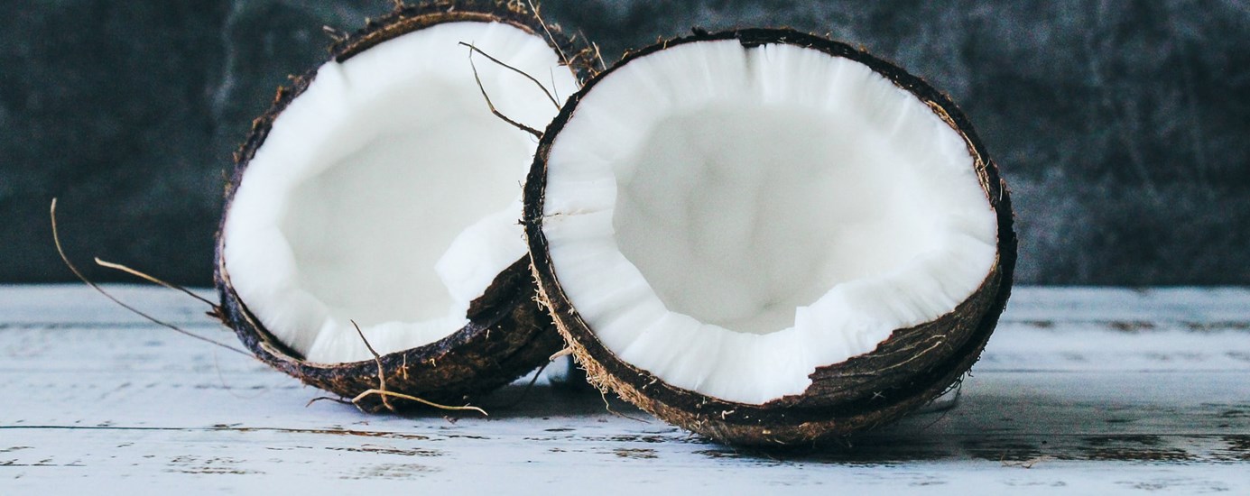 Kokosnötter på ett bord 