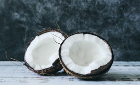 Kokosnötter på ett bord 