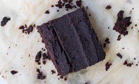 Brownie gjord av svarta bönor i en portionsbit 